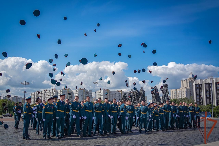 Первый выпуск офицеров Военной ордена Жукова академии войск национальной гвардии Российской Федерации состоялся в Санкт-Петербурге (видео)