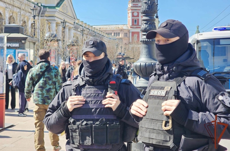 Военнослужащие и сотрудники Росгвардии в Санкт-Петербурге обеспечили правопорядок на праздничных мероприятий в День России