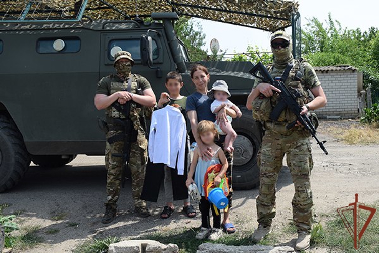 Сотрудники Росгвардии в Запорожской и Херсонской областях навестили многодетные семьи (видео)