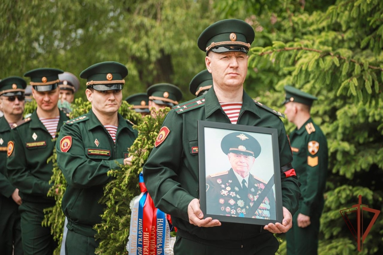 Росгвардейцы отдали воинские почести на похоронах ветерана Великой Отечественной войны полковника в отставке Владимира Слепова