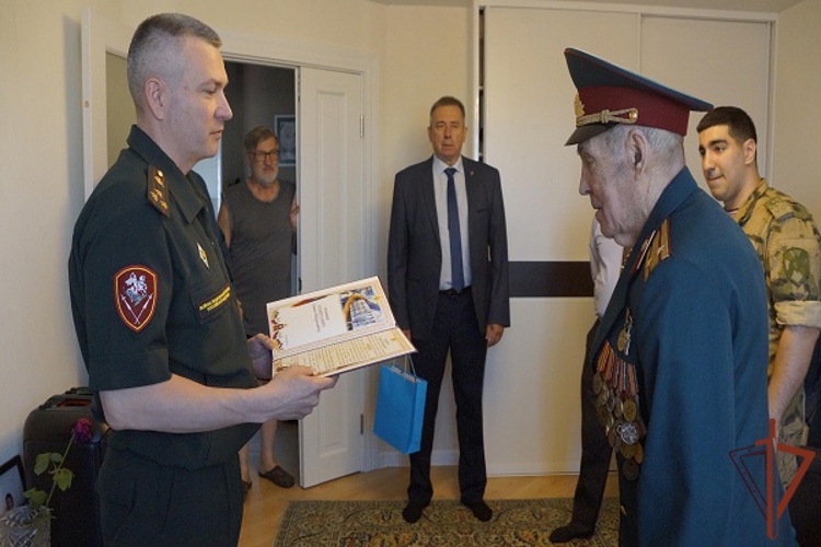 В Хабаровске росгвардейцы поздравили ветерана Великой Отечественной войны с 90-летием 