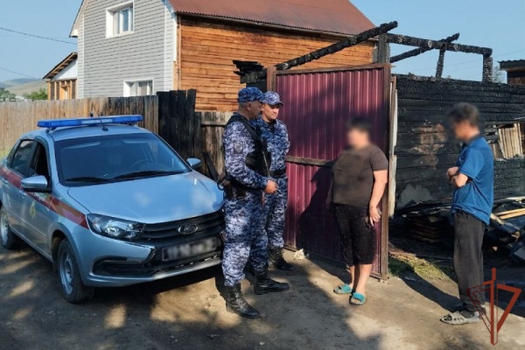 На помощь жильцам загоревшегося в Улан-Удэ дома пришли росгвардейцы