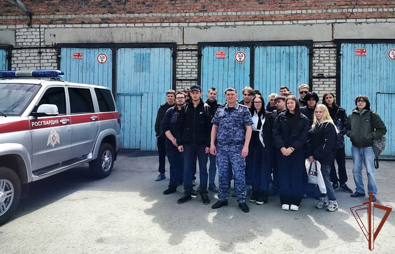 Мероприятия с допризывной молодежью провели росгвардейцы в Сибири