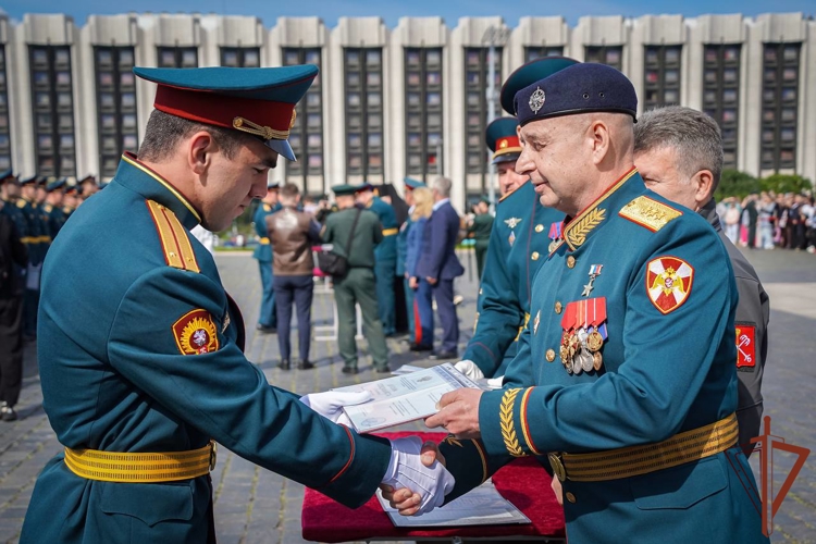 Первый выпуск офицеров Военной ордена Жукова академии войск национальной гвардии Российской Федерации состоялся в Санкт-Петербурге (видео)