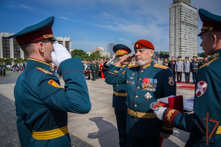 Первый выпуск офицеров Военной ордена Жукова академии войск национальной гвардии Российской Федерации состоялся в Санкт-Петербурге (видео)