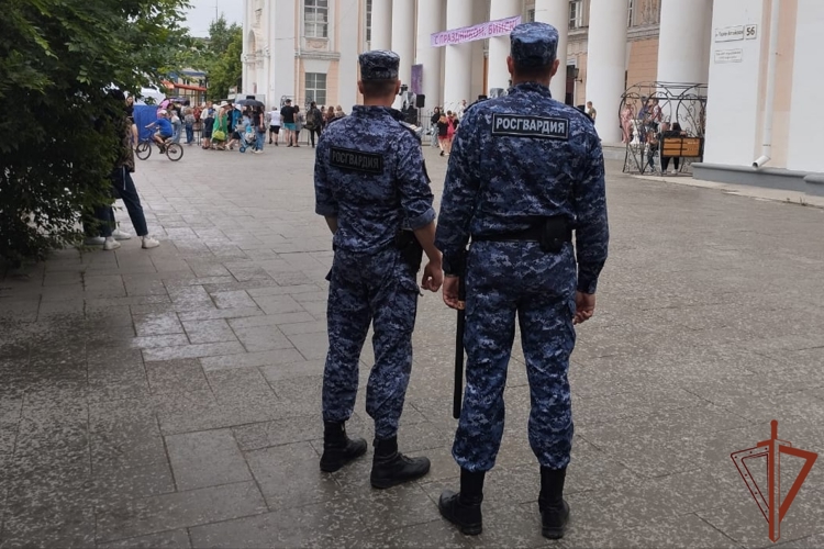 Сотрудники Росгвардии обеспечили безопасность празднования Дня молодежи и школьных выпускных вечеров в Сибири