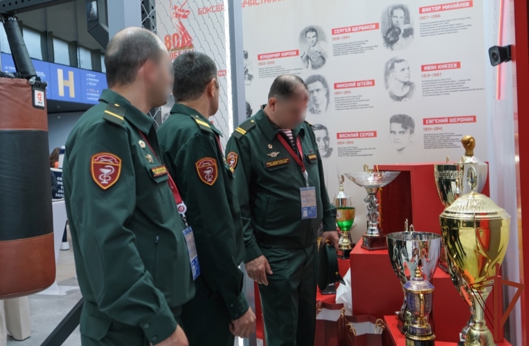Министр спорта России вручил росгвардейцам золотые знаки ГТО на полях ПМЭФ-2025
