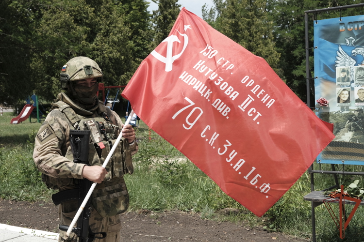 Росгвардейцы отреставрировали братскую могилу воинам, освобождавшим Донбасс в годы Великой Отечественной войны (видео)