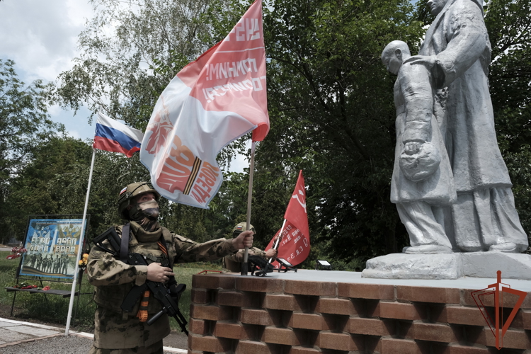 Росгвардейцы отреставрировали братскую могилу воинам, освобождавшим Донбасс в годы Великой Отечественной войны (видео)