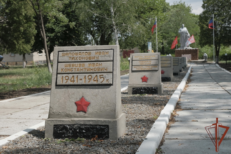 Росгвардейцы отреставрировали братскую могилу воинам, освобождавшим Донбасс в годы Великой Отечественной войны (видео)