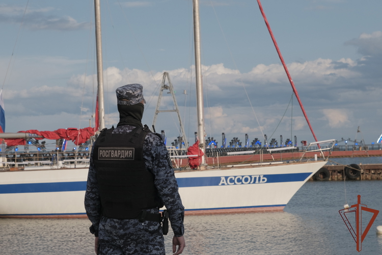 Росгвардия обеспечила безопасность фестиваля выпускников «Алые паруса» в Мариуполе