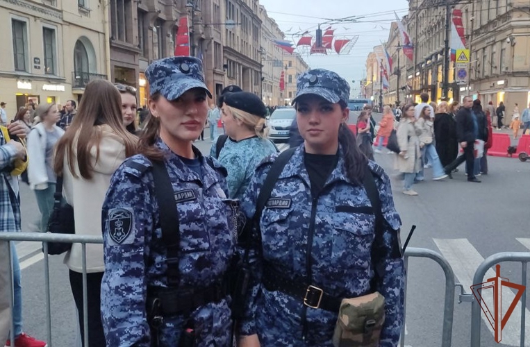 Росгвардейцы разыскали подростка, потерявшегося во время репетиции «Алых парусов» в Санкт-Петербурге 