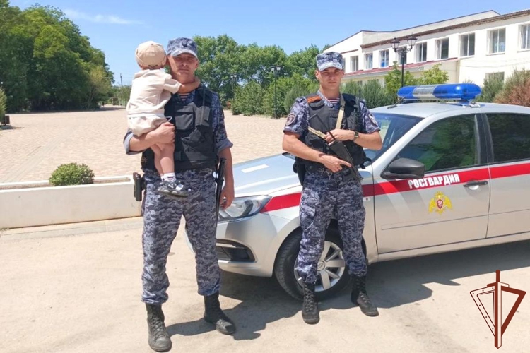 В Крыму сотрудники Росгвардии нашли и вернули родителям потерявшегося ребёнка