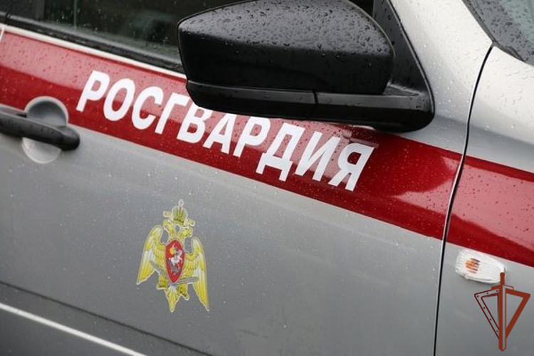 Росгвардейцы спасли людей из горящего дома в Алтайском крае