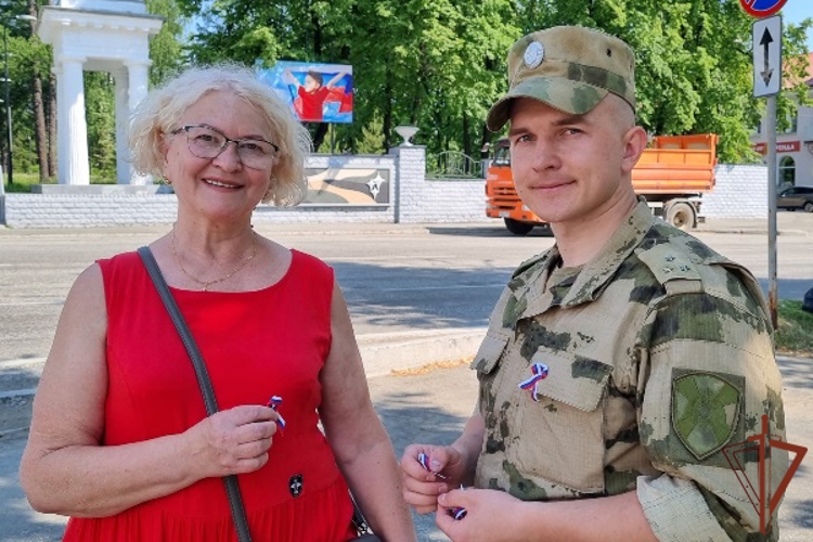 Ежегодную патриотическую акцию «Российский триколор» поддержали росгвардейцы на Урале (видео)