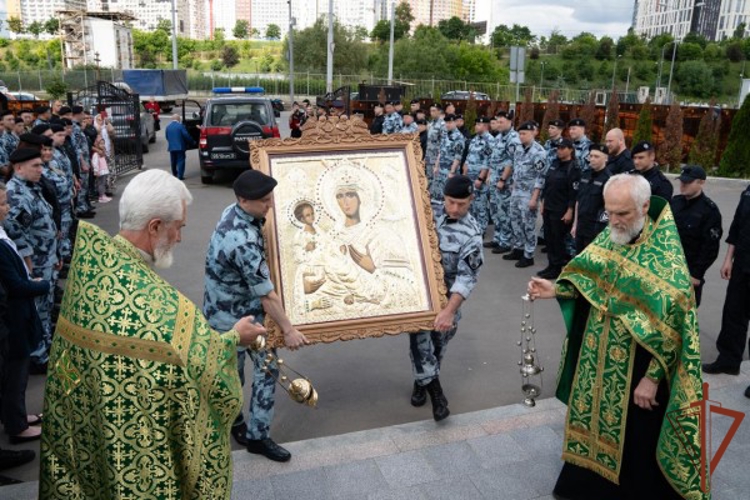 В московском храме при ОМОН «Авангард» прошла встреча с чудотворной иконой Божией Матери «Троеручица»  