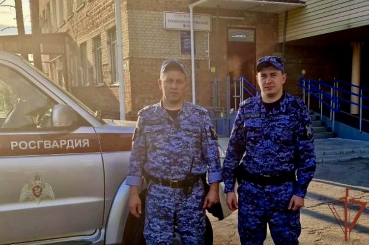 Росгвардейцы в Омске оказали доврачебную помощь мужчине, получившему тяжелое увечье в результате неосторожного обращения с пилой