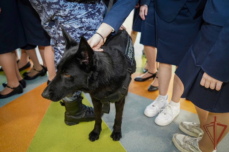Мероприятия в честь Дня защиты детей провели росгвардейцы в Санкт-Петербурге