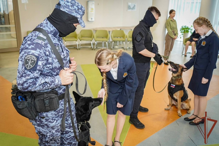 Мероприятия в честь Дня защиты детей провели росгвардейцы в Санкт-Петербурге