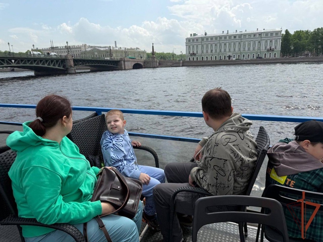 Мероприятия в честь Дня защиты детей провели росгвардейцы в Санкт-Петербурге