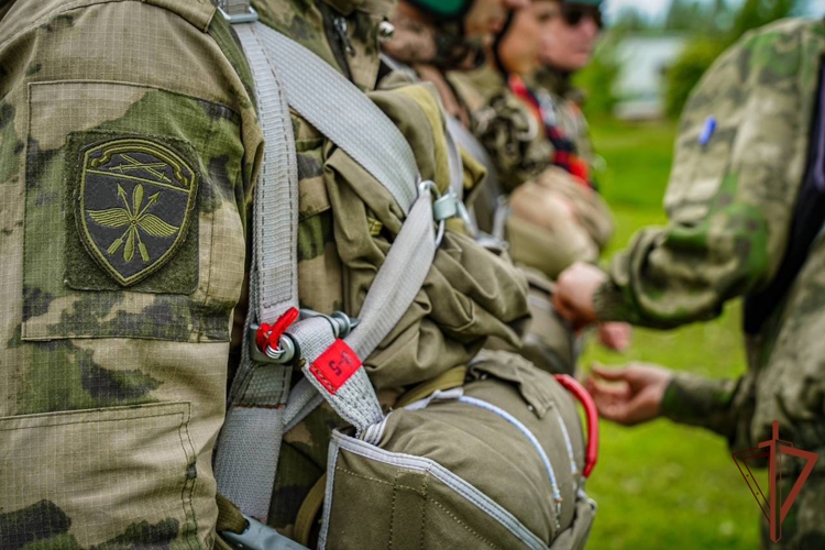 Летчики Северо-Западного округа Росгвардии совершили прыжки с парашютом в Ленинградской области (видео)