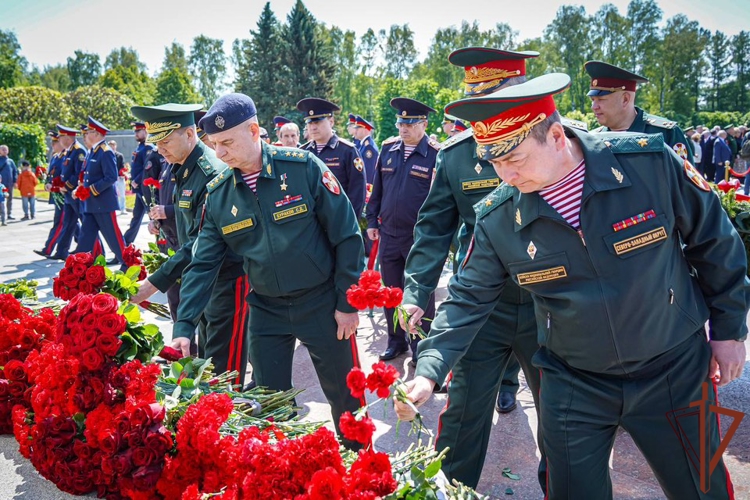 В Санкт-Петербурге командующий Северо-Западным округом Росгвардии почтил память погибших в годы Великой Отечественной войны