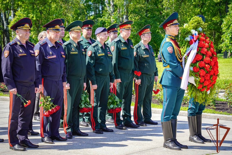 В Санкт-Петербурге командующий Северо-Западным округом Росгвардии почтил память погибших в годы Великой Отечественной войны