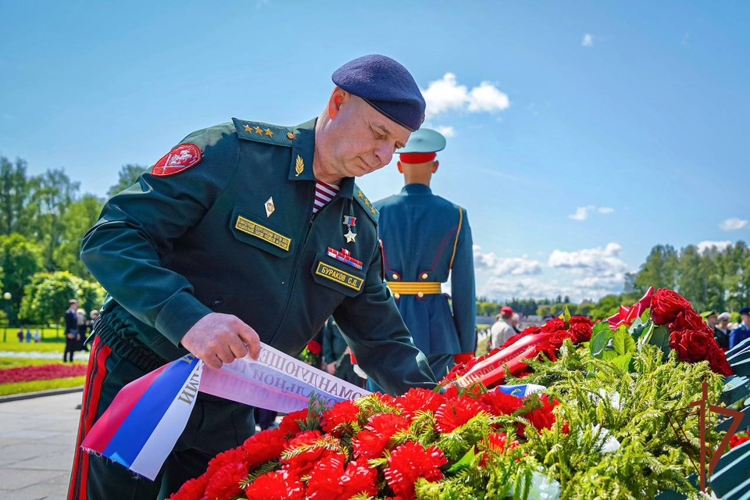 В Санкт-Петербурге командующий Северо-Западным округом Росгвардии почтил память погибших в годы Великой Отечественной войны