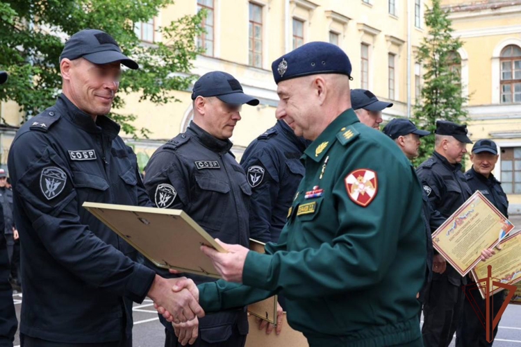 Обеспечивших безопасность ПМЭФ росгвардейцев наградили в Санкт-Петербурге
