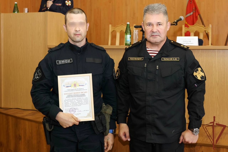 Обеспечивших безопасность ПМЭФ росгвардейцев наградили в Санкт-Петербурге