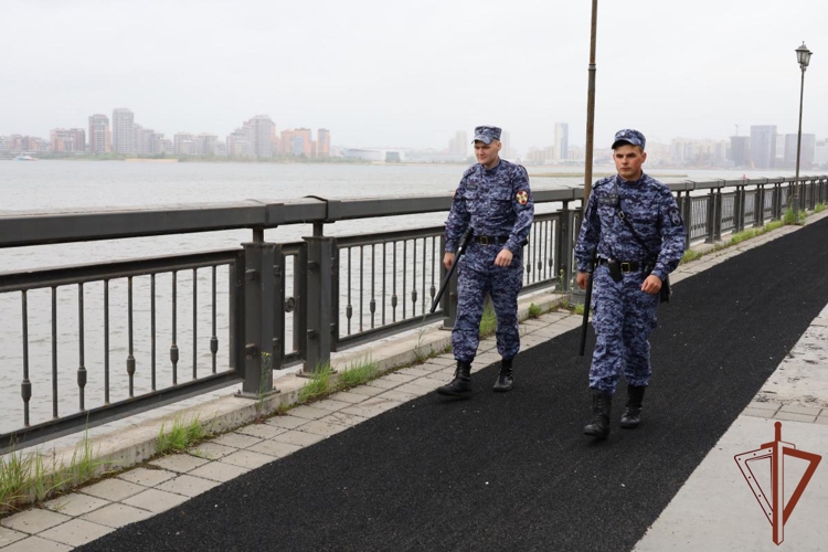 В Казани росгвардейцы спасли девушку от падения с моста