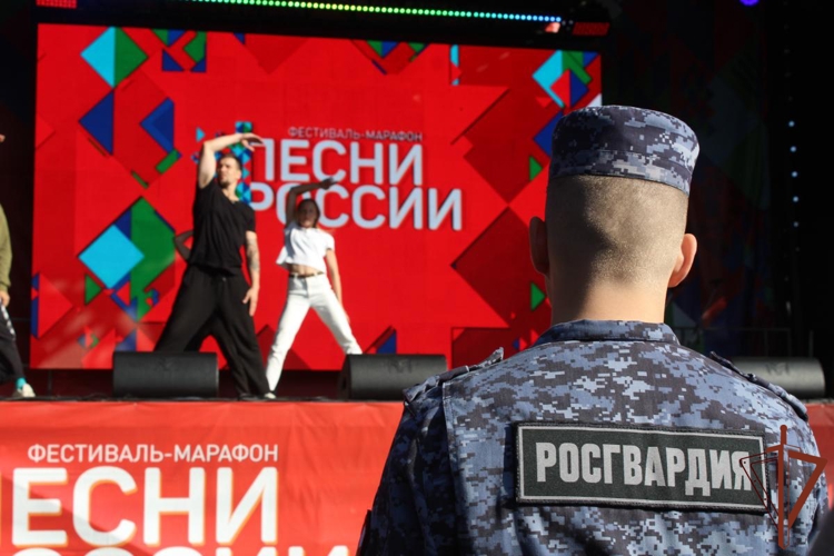 Сотрудники Росгвардии обеспечили безопасность мероприятий во время празднования дня города Вологды и футбольного матча