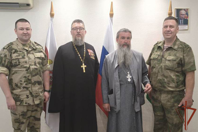 В Тюмени иерей Роман Богдасаров поздравил личный состав Уральского округа Росгвардии с Днём России