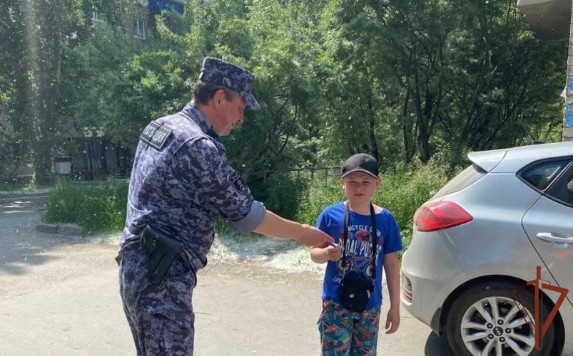Ежегодную патриотическую акцию «Российский триколор» поддержали росгвардейцы на Урале (видео)