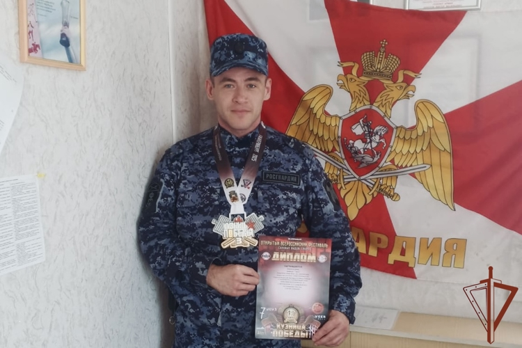 Сотрудник Росгвардии завоевал золото на Всероссийском фестивале по пауэрлифтингу в Екатеринбурге