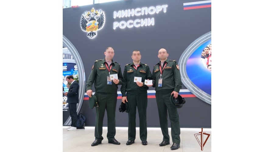 Министр спорта России вручил росгвардейцам золотые знаки ГТО на полях ПМЭФ-2025