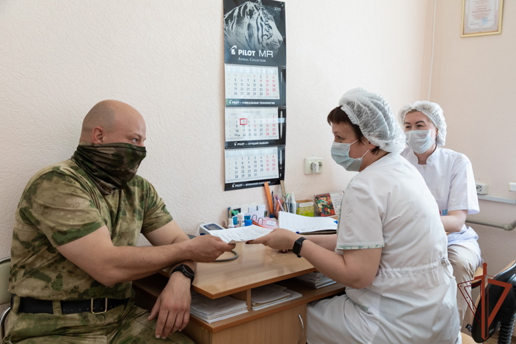 Накануне Всемирного дня донора крови росгвардейцы пополнили банк крови Луганской Народной Республики (видео)