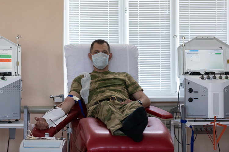 Накануне Всемирного дня донора крови росгвардейцы пополнили банк крови Луганской Народной Республики (видео)