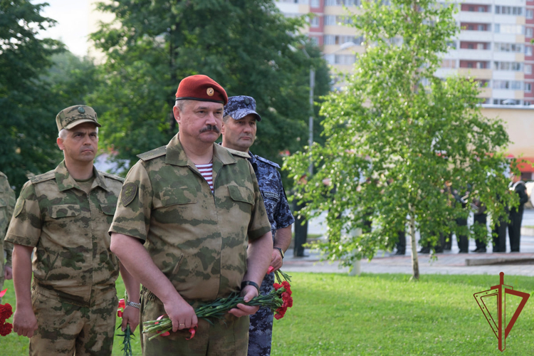 В День памяти и скорби временно исполняющий должность командующего Уральским округом Росгвардии принял участие в памятных мероприятиях