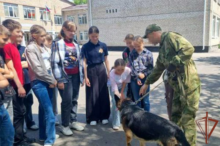 Росгвардейцы поздравили детей  в Запорожской и Херсонской областях