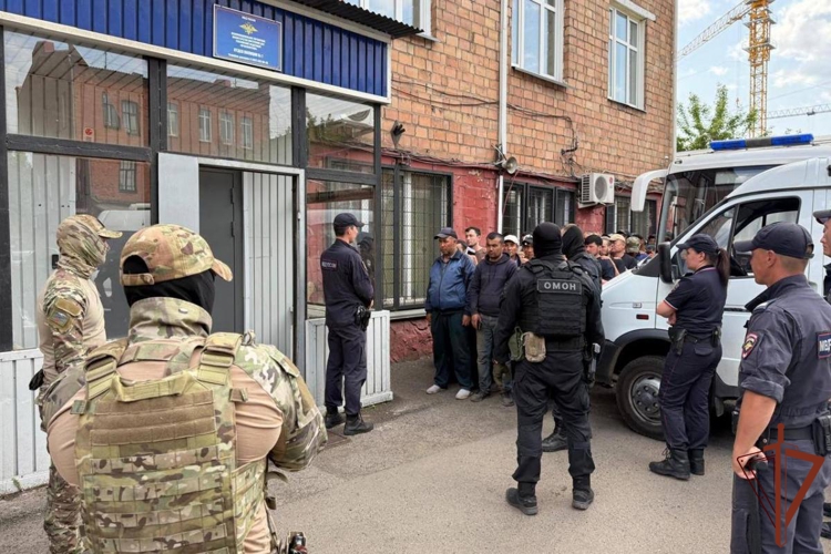 В Красноярске при содействии ОМОН прошел миграционный рейд Росгвардии