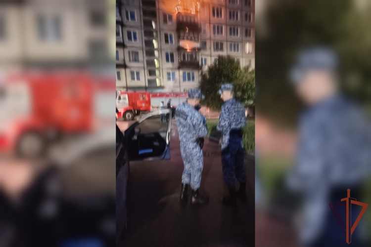 В Ленинградской области росгвардейцы обнаружили возгорание в жилом доме и эвакуировали жильцов 