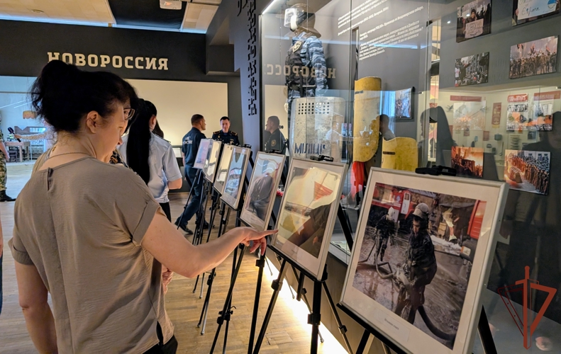 Межведомственная выставка фотографий открылась при участии росгвардейцев в Луганске