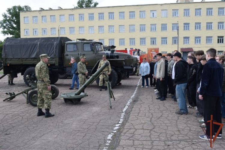 Мероприятия с допризывной молодежью провели росгвардейцы в Сибири