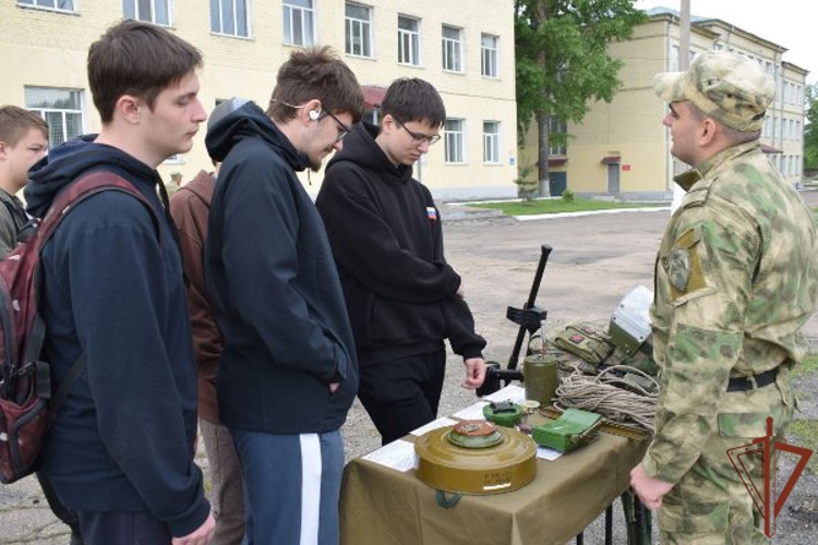 Мероприятия с допризывной молодежью провели росгвардейцы в Сибири