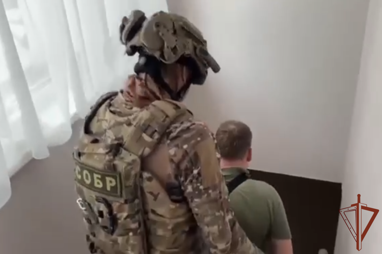 При силовой поддержке спецназа Росгвардии задержаны подозреваемые в организации занятия проституцией в Омске