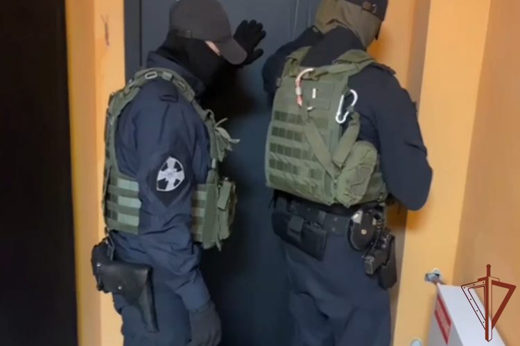 При силовой поддержке спецназа Росгвардии в Твери задержаны подозреваемые в хищении бюджетных денежных средств (видео)