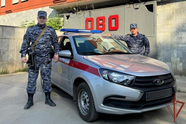 Сотрудники Росгвардии на Урале пришли на помощь хозяину загоревшегося дома 