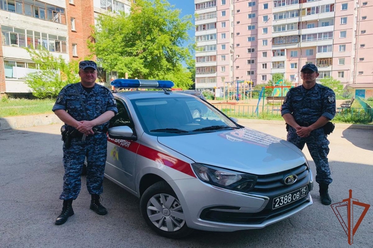 Сотрудники Росгвардии разыскали и передали родителям пропавшего ребёнка в Иркутске