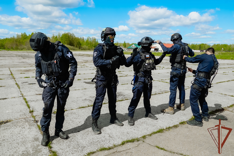 Новгородский СОБР Росгвардии усовершенствовал навыки беспарашютного десантирования